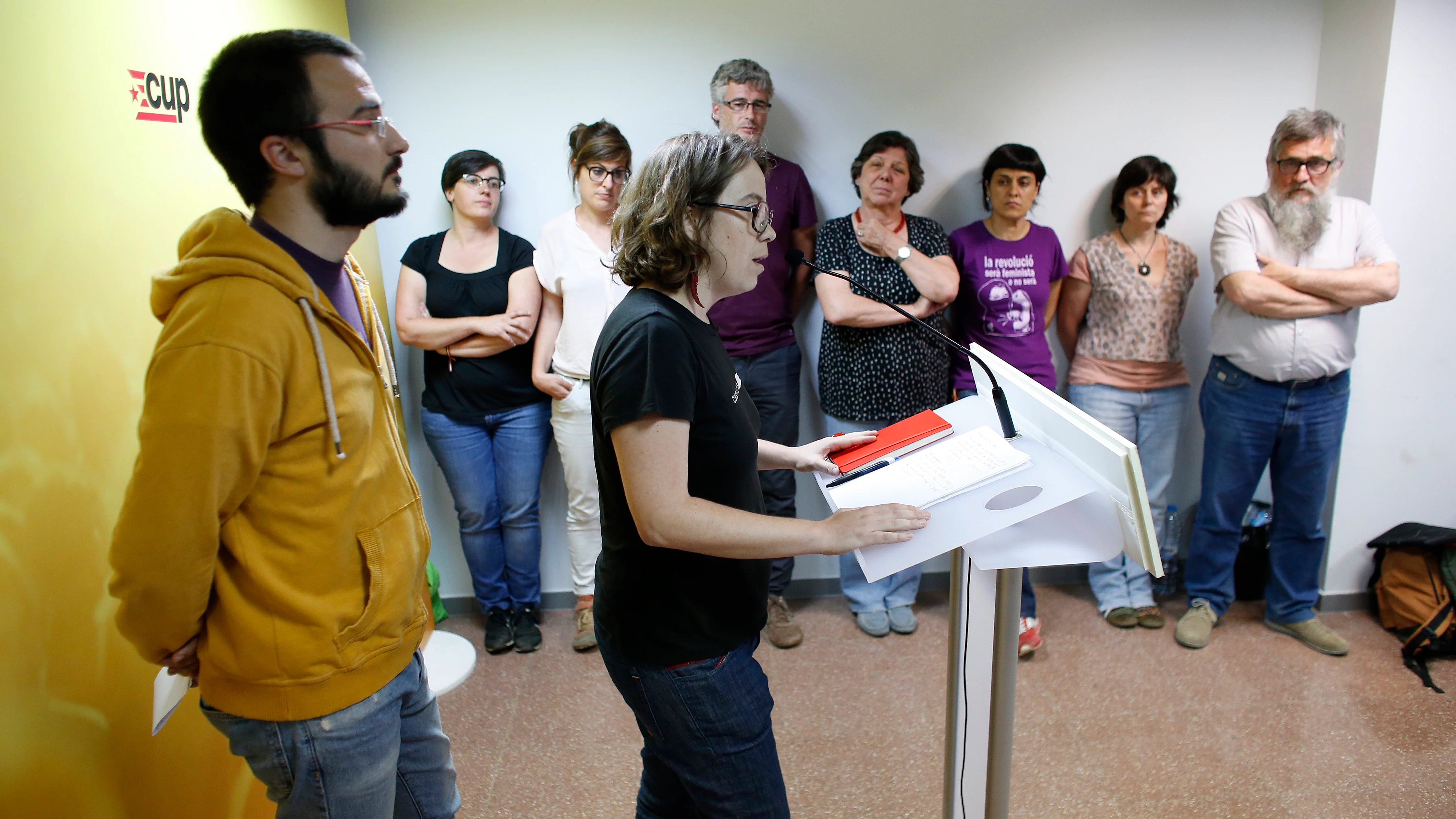 La diputada de la CUP, Eulàlia Reguant, y el portavoz de comunicación en el Parlament, Albert Botran