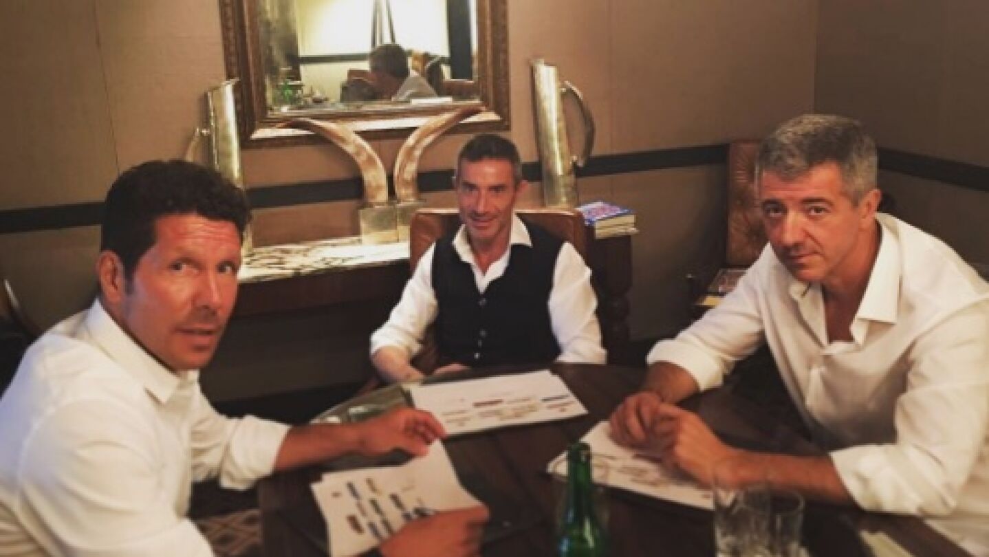 Simeone junto a Miguel &Aacute;ngel Gil Mar&iacute;n y Andrea Berta