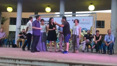 Un aficionado taurino irrumpe en un mitin de Compromís Un aficionado taurino irrumpe en un mitin de Compromís