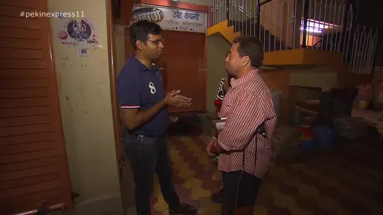 Blanca y Pepe hablan con un local Blanca y Pepe hablan con un local