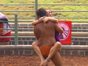 Sonia consigue la inmunidad subiéndose a horcajadas de un luchador de kusthi Sonia consigue la inmunidad subiéndose a horcajadas de un luchador de kusthi