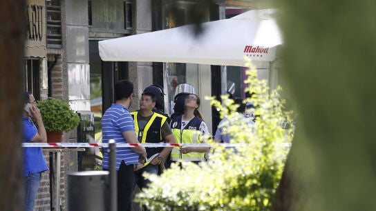 Un polic&iacute;a se atrinchera en un restaurante en Alcobendas