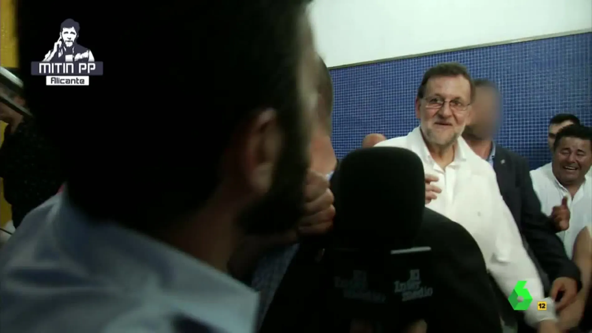 Gonzo intenta entrevistar a Mariano Rajoy