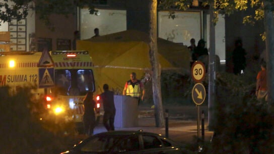 Miembros de los servicios sanitarios rodean el restaurante donde se hallaba atrincherado el polic&iacute;a