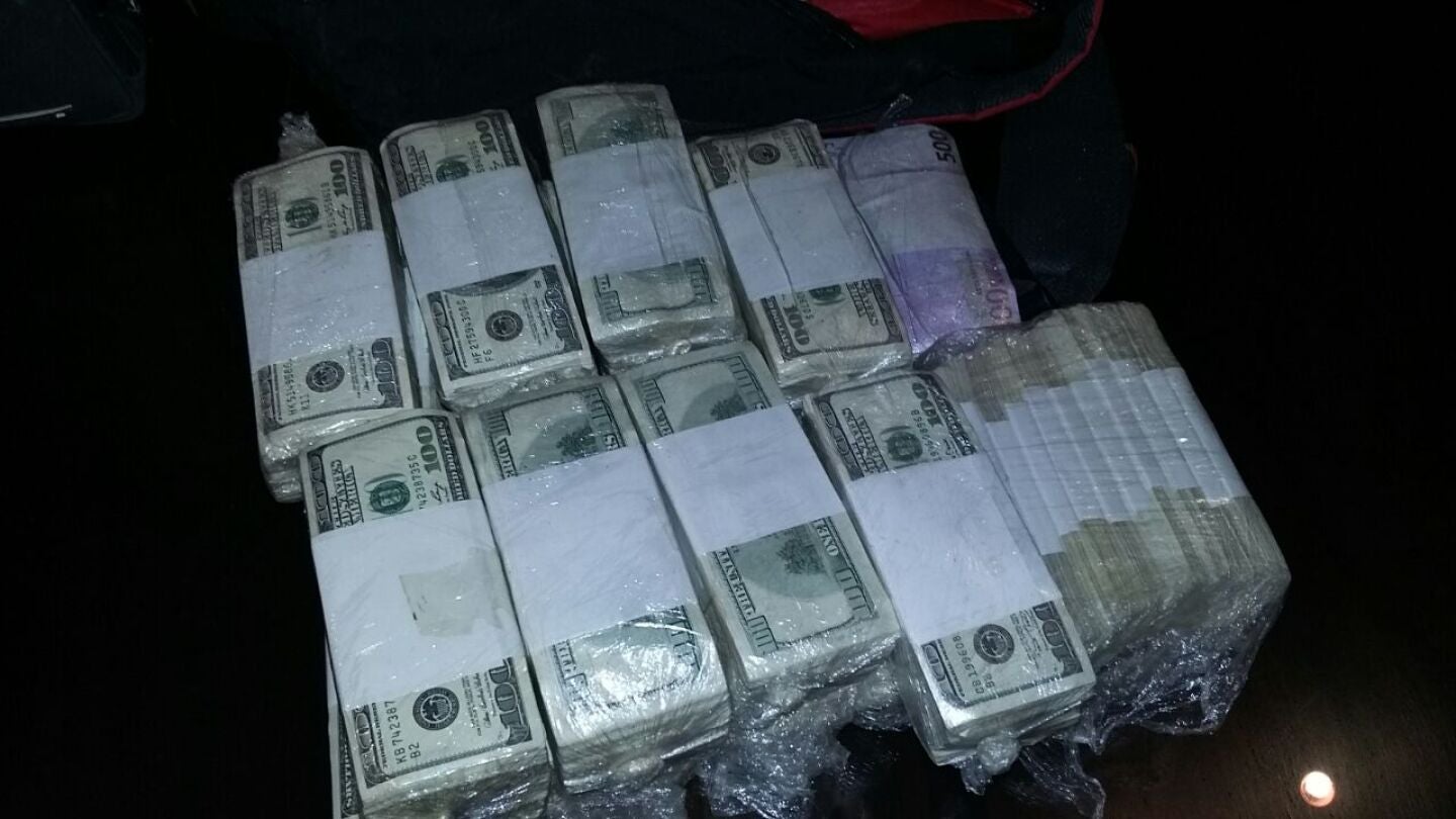 Fotograf&iacute;a cedida por el Ministerio de Seguridad de Buenos Aires del dinero que escond&iacute;a