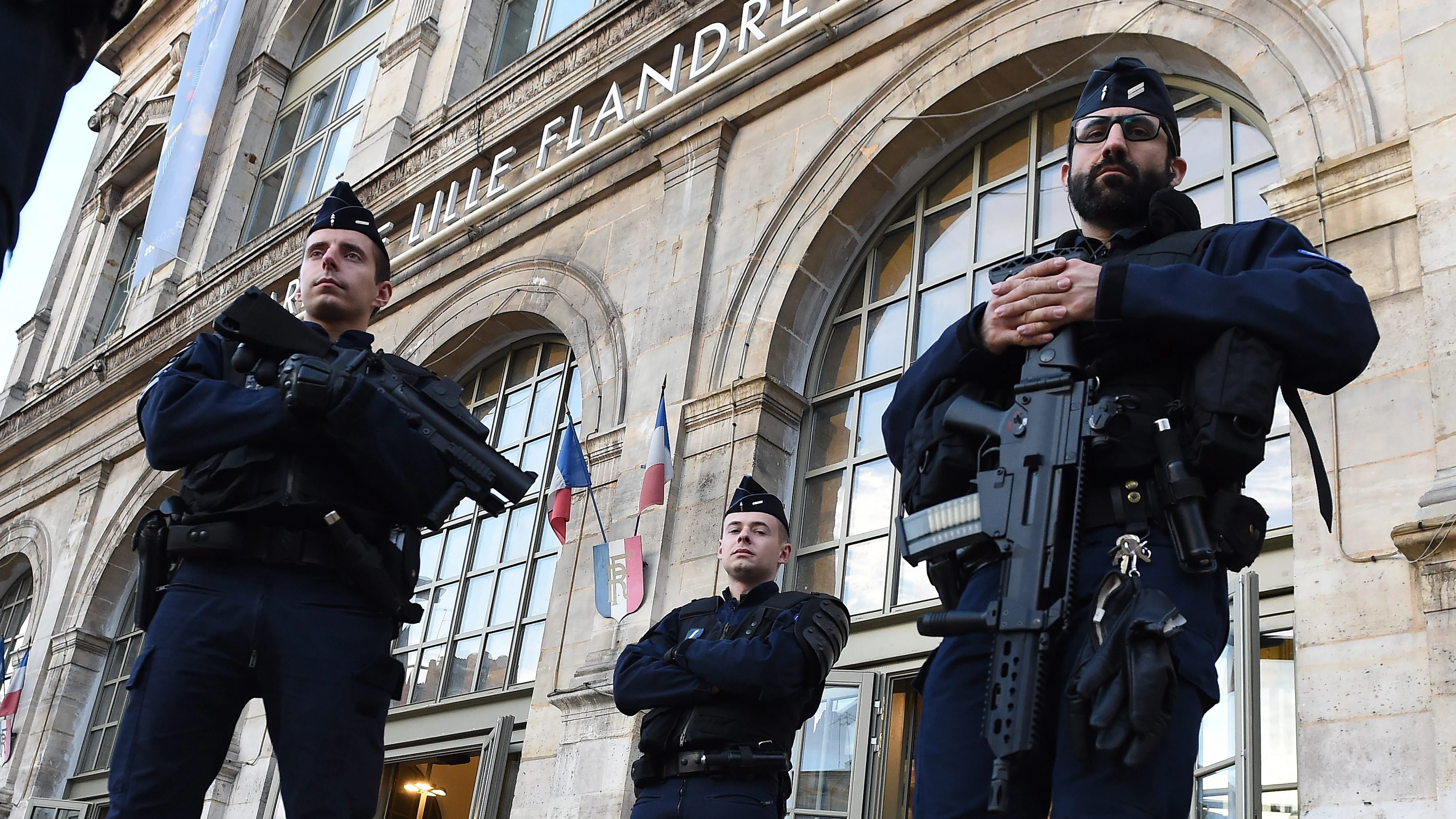 La policía francesa vigila los alrededores de la estación de Lille, en Francia