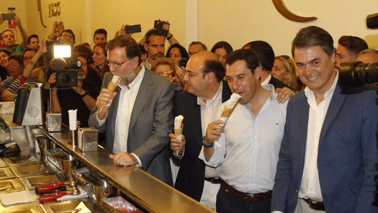 Mariano Rajoy intenta comerse un helado en Granada Mariano Rajoy intenta comerse un helado en Granada