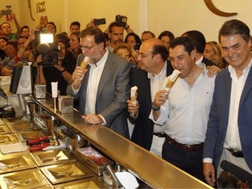 Mariano Rajoy intenta comerse un helado en Granada Mariano Rajoy intenta comerse un helado en Granada