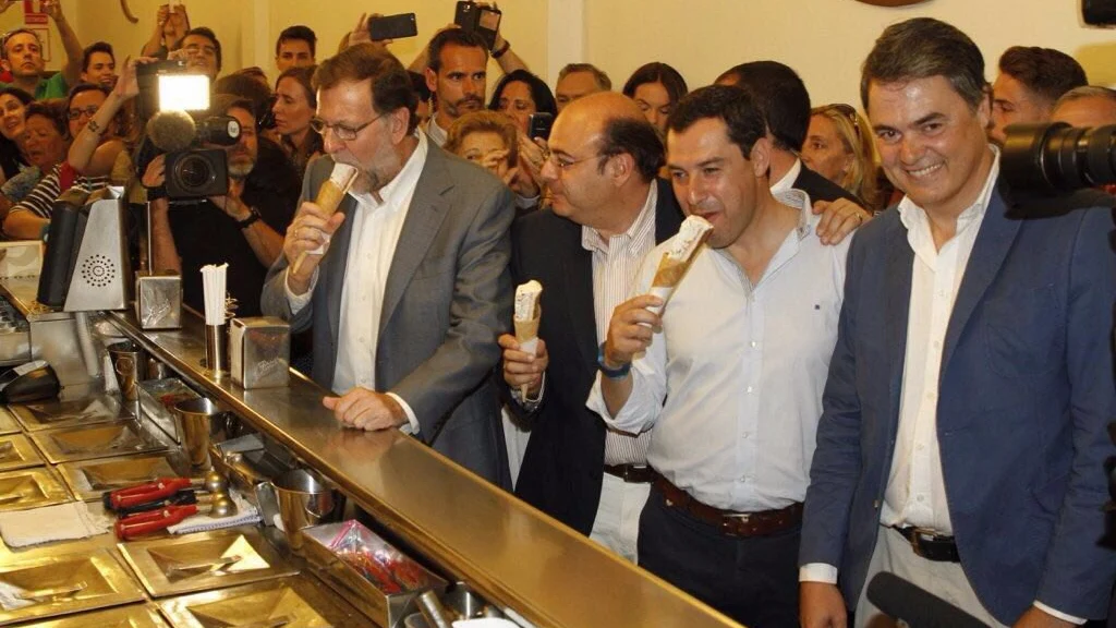 Mariano Rajoy intenta comerse un helado en Granada Mariano Rajoy intenta comerse un helado en Granada