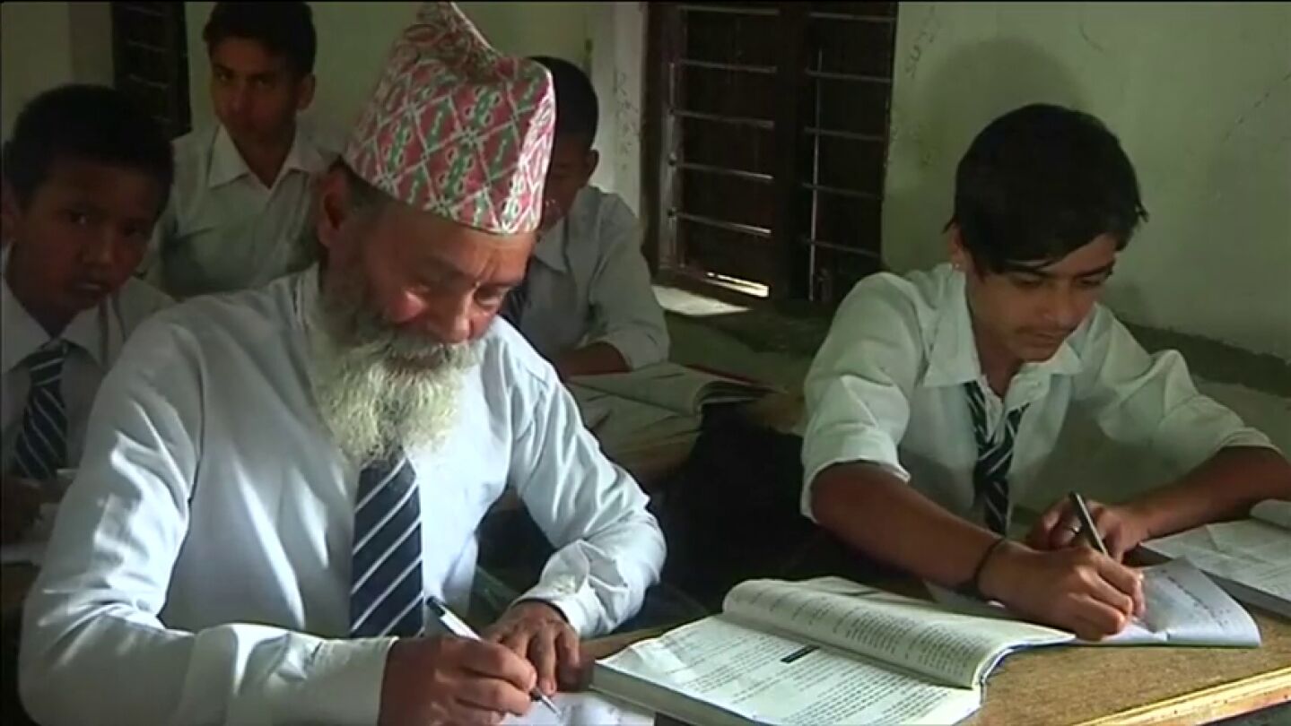 Frame 16.887282 de: Durga Kami, el nepal&iacute; que decidi&oacute; volver a la escuela con 68 a&ntilde;os