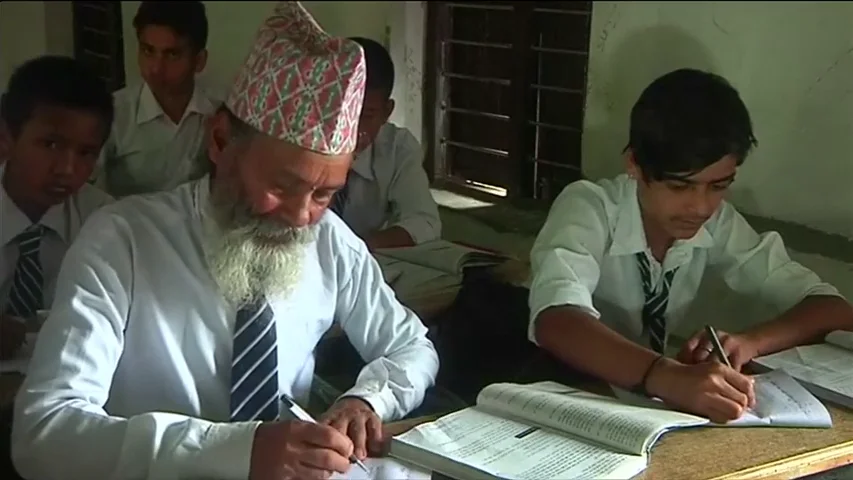 Frame 16.887282 de: Durga Kami, el nepalí que decidió volver a la escuela con 68 años