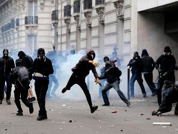 Disturbios entre la Policía y los manifestantes que se oponen a la reforma laboral de Francia Disturbios entre la Policía y los manifestantes que se oponen a la reforma laboral de Francia