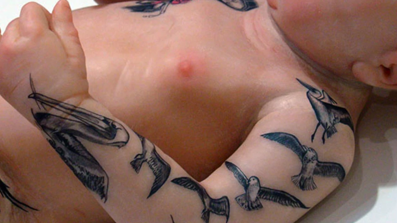 Un hombre tatúa a su bebé con decenas de pájaros, el fake viral que arrasa  en las redes sociales