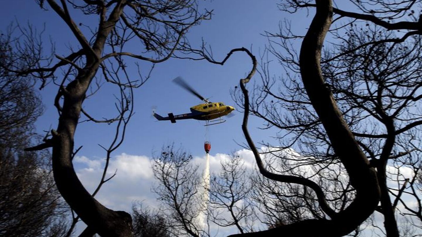Un helic&oacute;ptero intenta sofocar un incendio