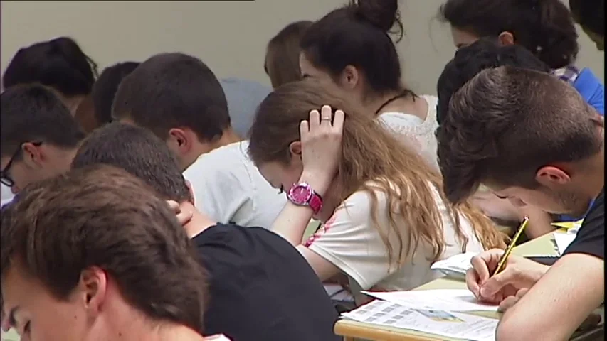 Varios estudiantes hacen un examen