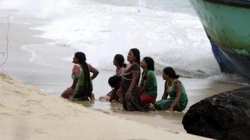 Seis mujeres ceilanesas se arrodillan para pedir ayuda a las autoridades indonesias
