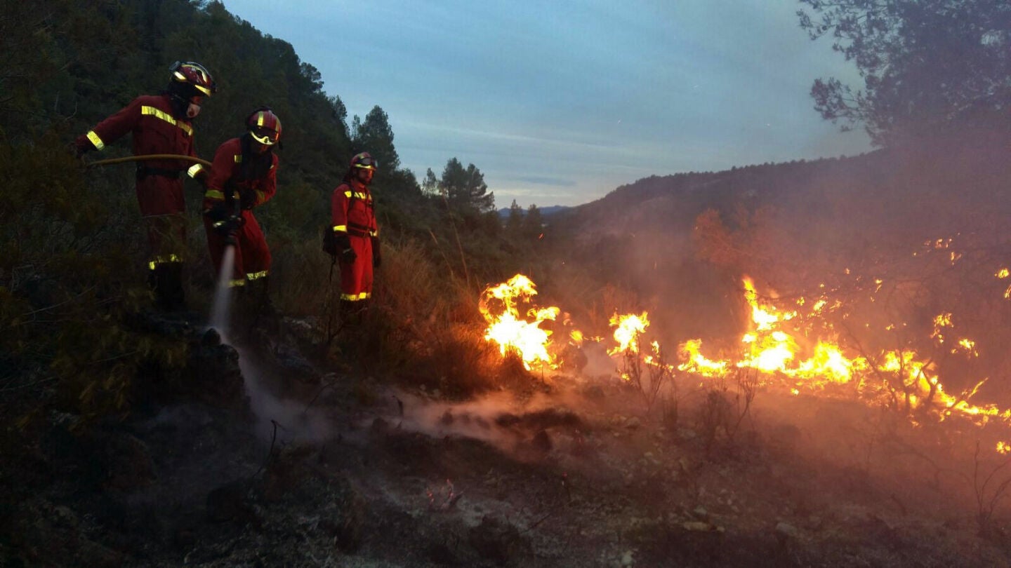 Los bomberos, durante las labores de extinci&oacute;n del incendio en Bolbaite