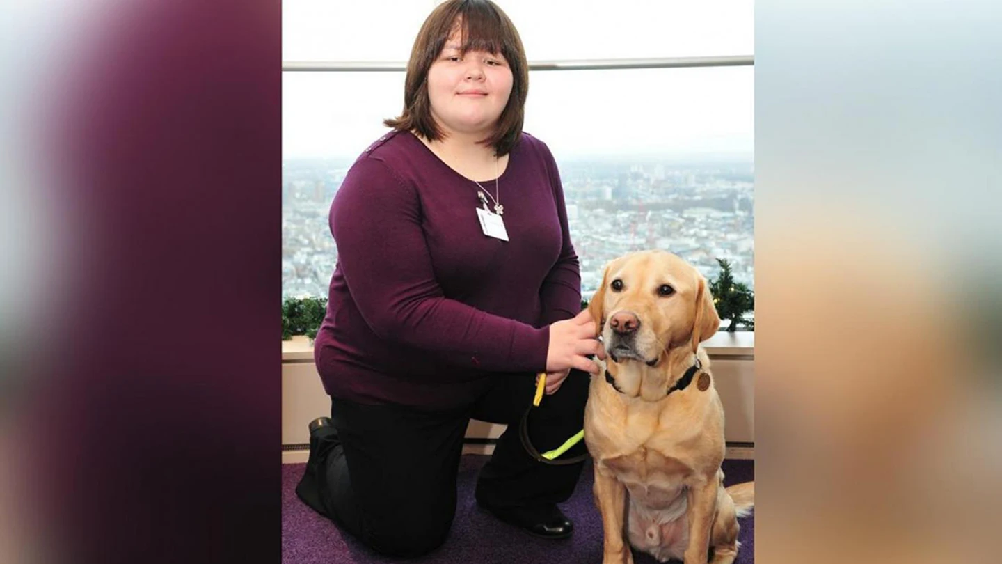 Rosie con su perro guía Rosie con su perro guía
