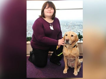 Rosie con su perro guía Rosie con su perro guía