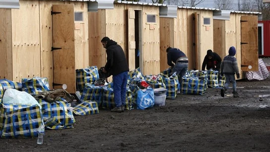 Varios refugiados se trasladan a sus cabañas en un campamento habilitado por la organización Médicos sin Fronteras Varios refugiados se trasladan a sus cabañas en un campamento habilitado por la organización Médicos sin Fronteras