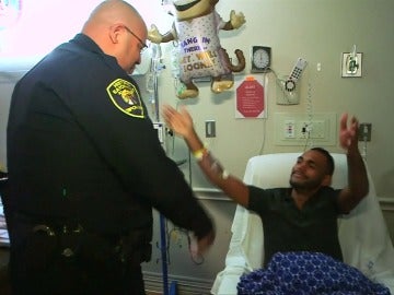 Momento del encuentro entre el agente y una víctima de la tragedia de Orlando Momento del encuentro entre el agente y una víctima de la tragedia de Orlando