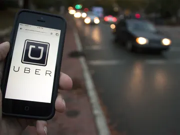 Prohibir apps como Uber le costarían a España 324 millones al año, según la CNMC Prohibir apps como Uber le costarían a España 324 millones al año, según la CNMC