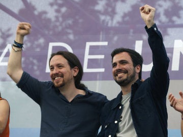 Pablo Iglesias y Alberto Garzón durante el mitin de cierre de la campaña electoral de Unidos Podemos Pablo Iglesias y Alberto Garzón durante el mitin de cierre de la campaña electoral de Unidos Podemos