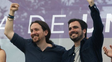 Pablo Iglesias y Alberto Garzón durante el mitin de cierre de la campaña electoral de Unidos Podemos