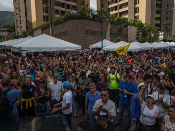 Un grupo de personas grita consignas contra el Gobierno tras el cierre de los centros de validación del Consejo Nacional Electoral, en Venezuela Un grupo de personas grita consignas contra el Gobierno tras el cierre de los centros de validación del Consejo Nacional Electoral, en Venezuela