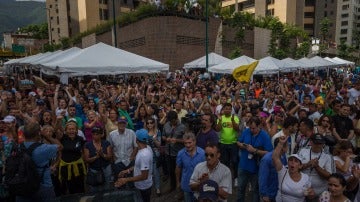 Un grupo de personas grita consignas contra el Gobierno tras el cierre de los centros de validación del Consejo Nacional Electoral, en Venezuela