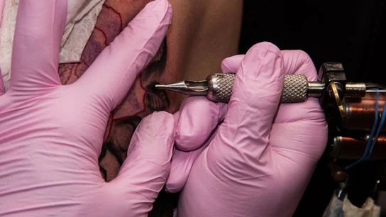 Un hombre haciendo un tatuaje Esto es lo que pasa en tu cuerpo cuando te están haciendo un tatuaje