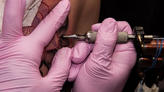 Un hombre haciendo un tatuaje Esto es lo que pasa en tu cuerpo cuando te están haciendo un tatuaje