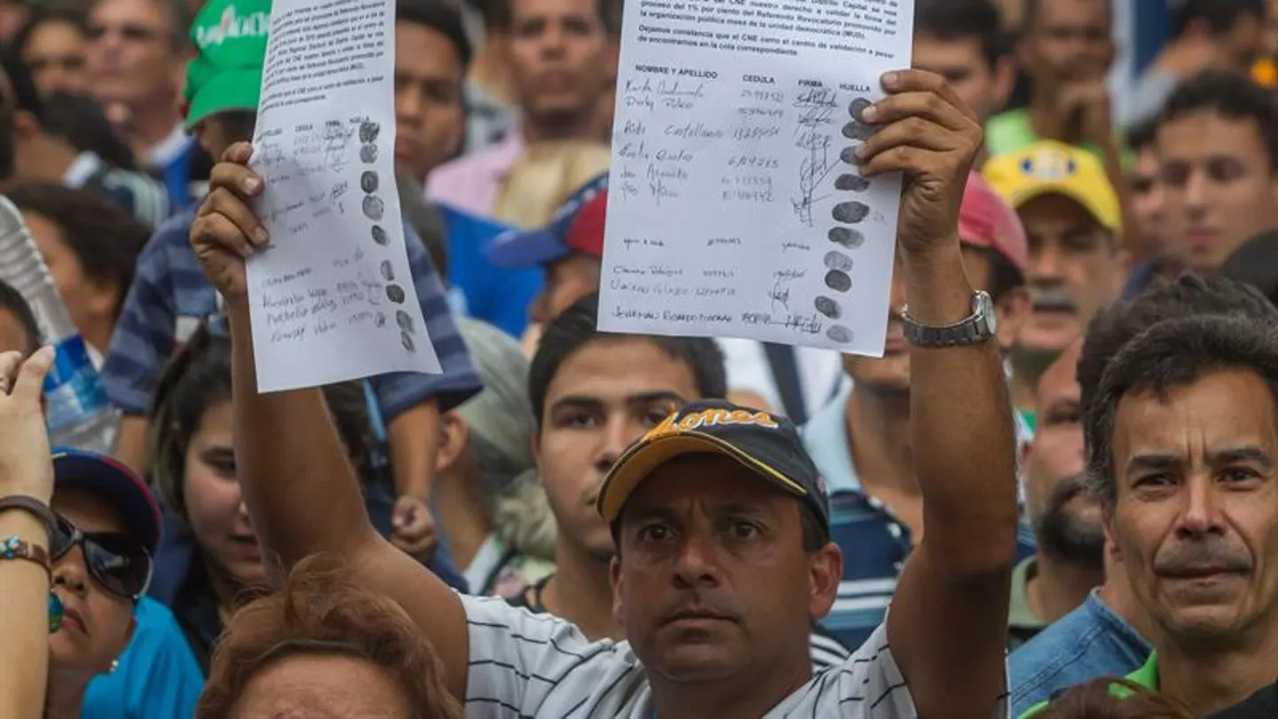 Un hombre enseña una constancia hecha por personas que no pudieron validar sus firmas y datos personales Un hombre enseña una constancia hecha por personas que no pudieron validar sus firmas y datos personales