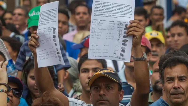 Un hombre enseña una constancia hecha por personas que no pudieron validar sus firmas y datos personales Un hombre enseña una constancia hecha por personas que no pudieron validar sus firmas y datos personales