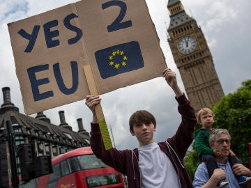 Joven clama contra el Brexit Joven clama contra el Brexit