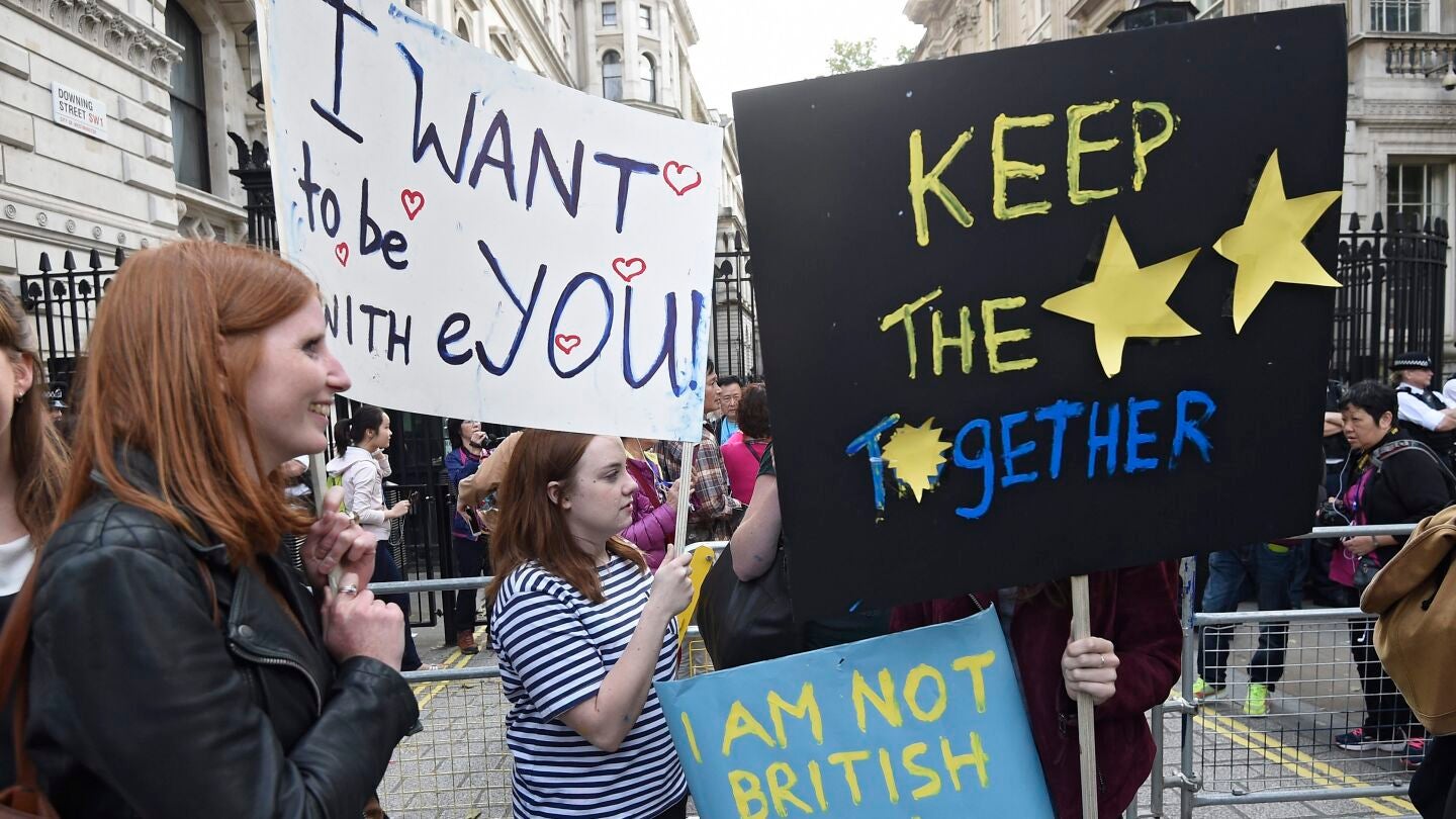Varios manifestantes que apoyan la permanencia del Reino Unido en la Uni&oacute;n Europea