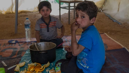 Los pequeños malviven en un campamento de refugiados Los pequeños malviven en un campamento de refugiados