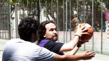 Pablo Iglesias juega un partido de baloncesto en la Ciudad Universitaria de Madrid