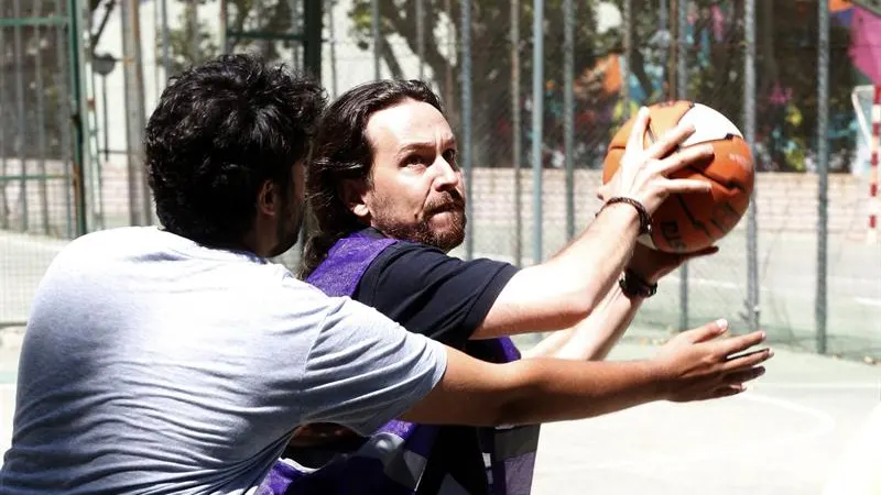 Pablo Iglesias juega un partido de baloncesto en la Ciudad Universitaria de Madrid