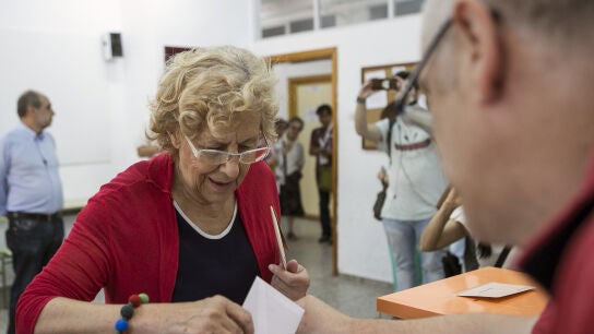 La alcaldesa de Madrid, Manuela Carmena, deposita su voto en el IES Conde de Orgaz, en el madrile&ntilde;o barrio de Hortaleza