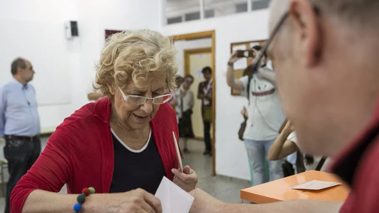 La alcaldesa de Madrid, Manuela Carmena, deposita su voto en el IES Conde de Orgaz, en el madrileño barrio de Hortaleza La alcaldesa de Madrid, Manuela Carmena, deposita su voto en el IES Conde de Orgaz, en el madrileño barrio de Hortaleza