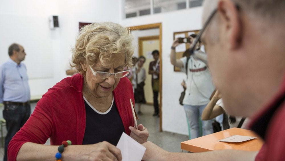 La alcaldesa de Madrid, Manuela Carmena, deposita su voto en el IES Conde de Orgaz, en el madrileño barrio de Hortaleza