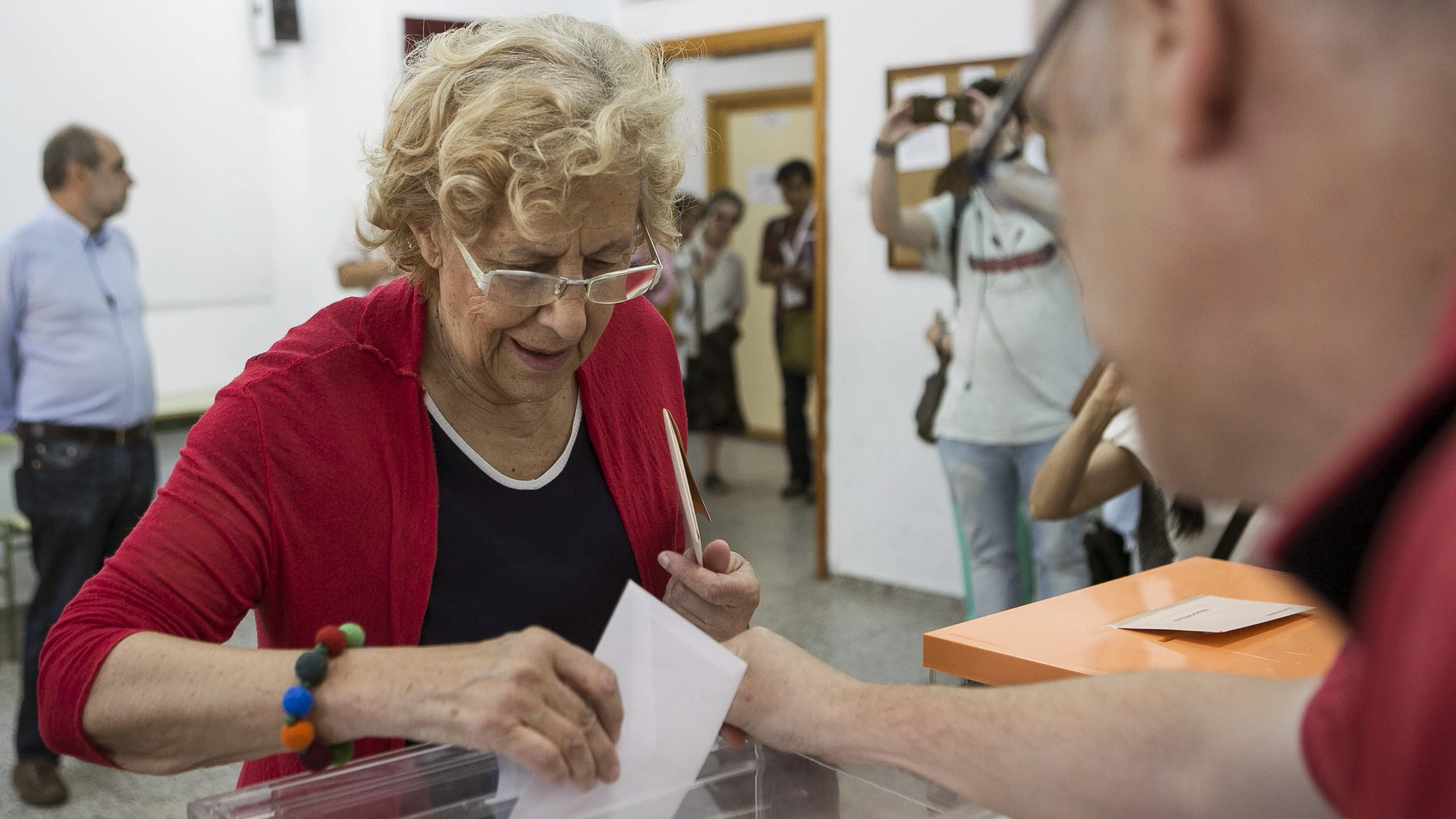 La alcaldesa de Madrid, Manuela Carmena, deposita su voto en el IES Conde de Orgaz, en el madrileño barrio de Hortaleza