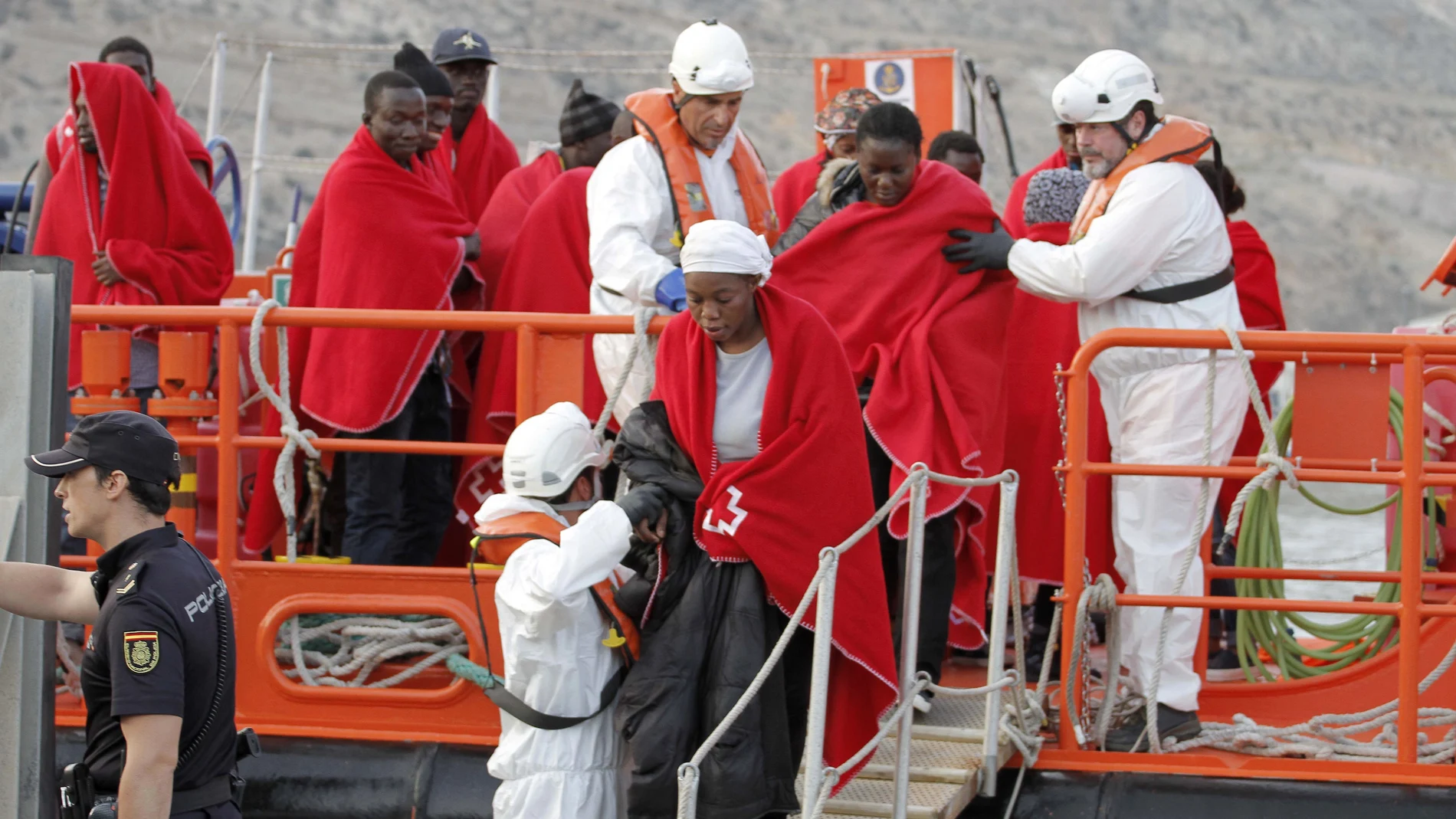 Llegan al puerto Almería los 29 inmigrantes rescatados al suroeste Cabo Gata