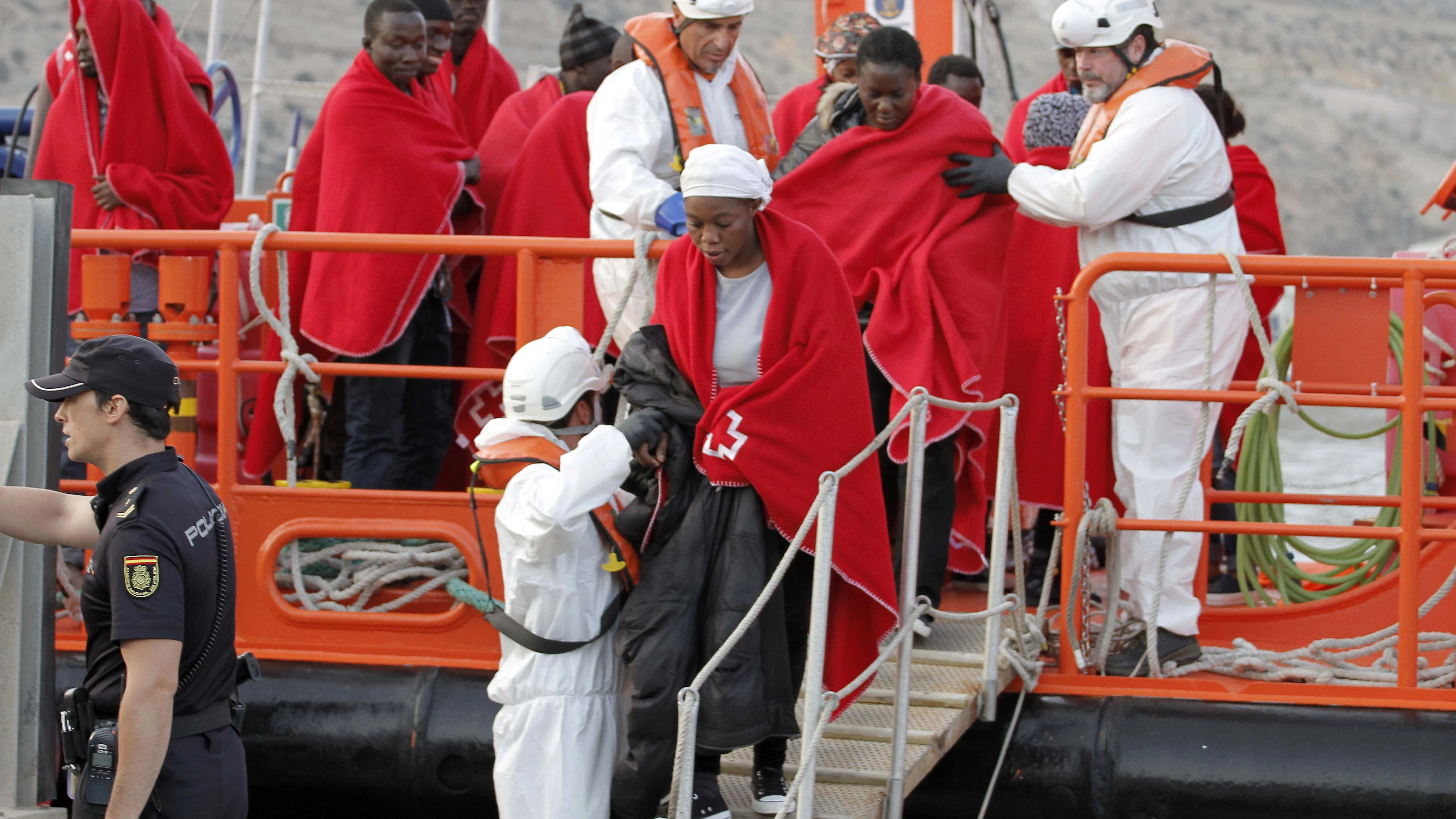 Llegan al puerto Almería los 29 inmigrantes rescatados al suroeste Cabo Gata