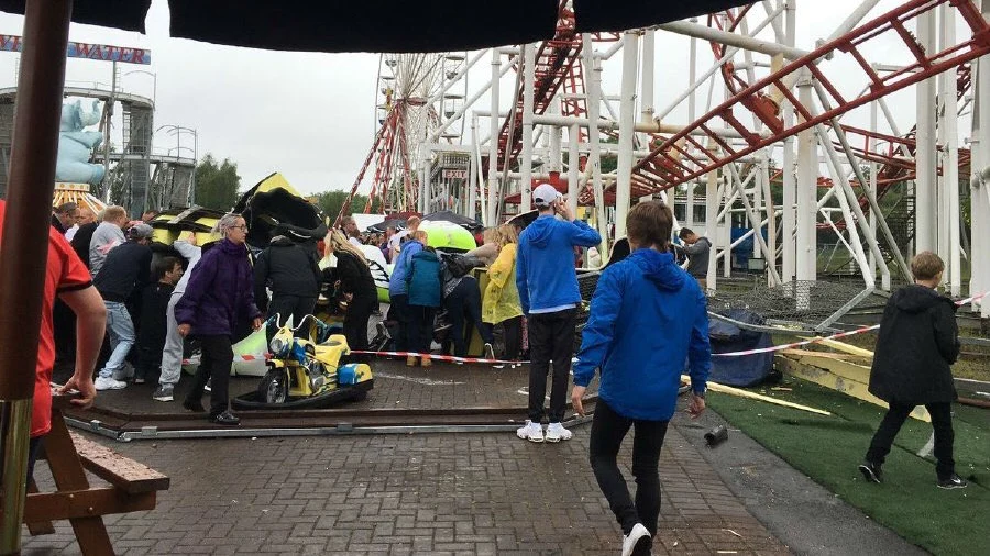 Imagen del vagón de la montaña rusa que ha descarrilado en Escocia