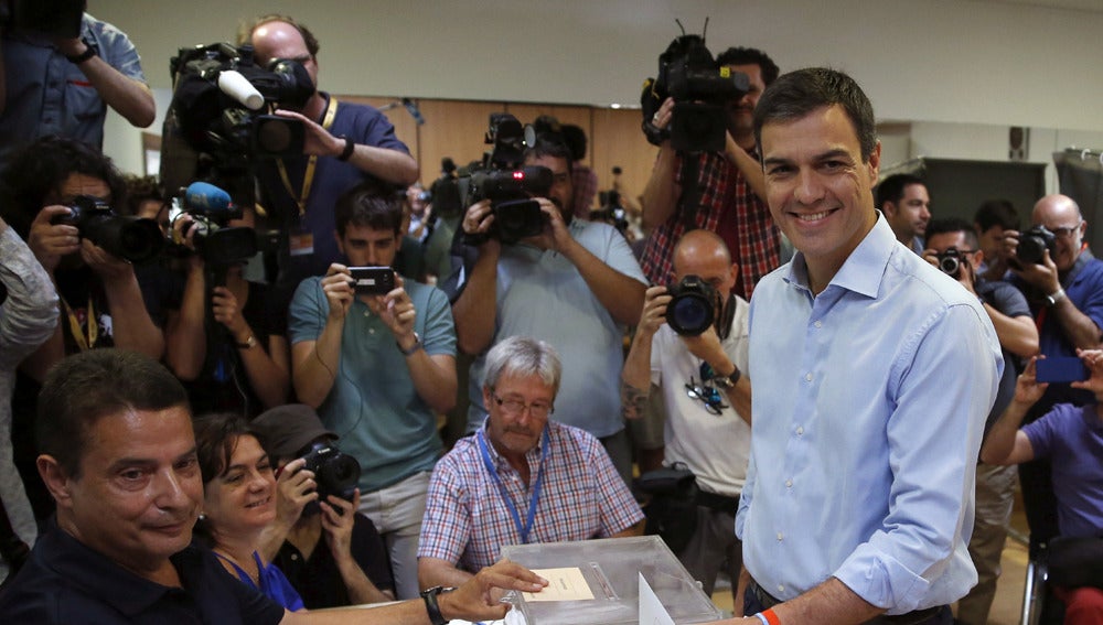 Pedro Sánchez votando