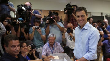 Pedro Sánchez votando