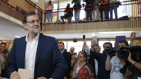 Mariano Rajoy deposita su voto Mariano Rajoy deposita su voto