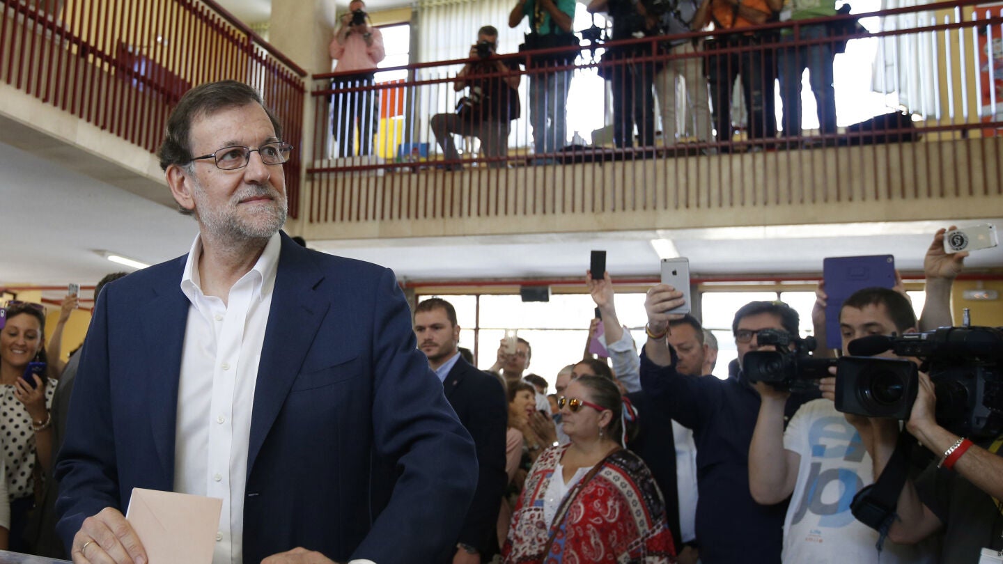 Mariano Rajoy deposita su voto